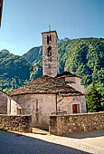 Val Bregaglia - la chiesa rotonda di Santa Croce a Borgonuovo  (XII secolo). 